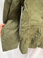 Lade das Bild in den Galerie-Viewer, Genuine British Army 1967 Pattern Green Jacket Overall - Size 6 - 43" Chest - The Militaria Shop