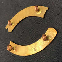 Load image into Gallery viewer, Original WW1/WW2 British Army Red Cross Carmarthen Brass Shoulder Title Set - The Militaria Shop