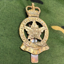 Charger l'image dans la galerie, Genuine Canadian Army Brass Cap Badge - Royal Montreal Regiment - The Militaria Shop
