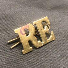 Load image into Gallery viewer, Original WW1 British Army Royal Engineers RE Brass Shoulder Title - The Militaria Shop