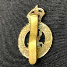 Load image into Gallery viewer, Original WW1 / WW2 British Army The Hertfordshire Regiment Cap Badge - The Militaria Shop