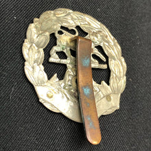 Load image into Gallery viewer, Genuine British Army WW2 Hampshire Regiment Cap Badge - The Militaria Shop