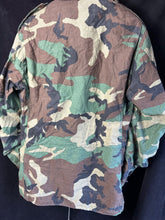 Lade das Bild in den Galerie-Viewer, Genuine US M65 Woodland Camouflage Field Jacket - Medium Long - The Militaria Shop