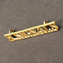 Lade das Bild in den Galerie-Viewer, Original WW2 British Army Brass Shoulder Title - Royal Signals - The Militaria Shop