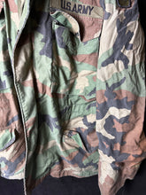 Lade das Bild in den Galerie-Viewer, Genuine US M65 Woodland Camouflage Field Jacket - Small Short - The Militaria Shop