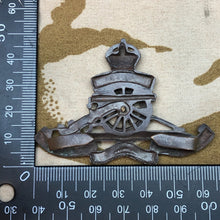 Load image into Gallery viewer, Original WW2 British Army Royal Artillery Officers Bronze Cap Badge - The Militaria Shop