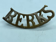 Load image into Gallery viewer, Original WW1 British Army Berkshire BERKS Regiment Shoulder Title - The Militaria Shop