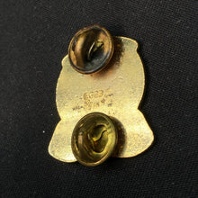 Load image into Gallery viewer, Vintage Enamel Pin - US ARMY MEDICAL 98th GENERAL HOSPITAL Crest DUI Badge - The Militaria Shop