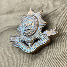 Charger l'image dans la galerie, Original WW1 British Army Cap Badge - Worcestershire Regiment - The Militaria Shop