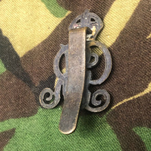 Charger l'image dans la galerie, Original WW1 British Army Norfolk Yeomanry George V Cap Badge - The Militaria Shop