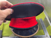 Lade das Bild in den Galerie-Viewer, Original British Army Guards Peaked Cap - Size 55cm - The Militaria Shop