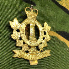 Load image into Gallery viewer, Genuine Canadian Army Brass Cap Badge - Régiment de Hull - The Militaria Shop