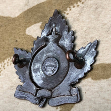 Load image into Gallery viewer, Original Canadian Army WW1 19th Lincoln Regiment Bronze Cap Badge - The Militaria Shop