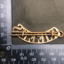 Lade das Bild in den Galerie-Viewer, Original WW1 British Army Norfolk Regiment Brass Shoulder Title - The Militaria Shop