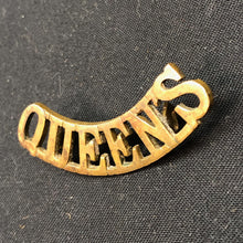 Lade das Bild in den Galerie-Viewer, Original WW1 British Army Brass Shoulder Title - Queen's Regiment - The Militaria Shop