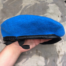 Lade das Bild in den Galerie-Viewer, Genuine British Army Forces Beret - UN United Nations - Size 53 - The Militaria Shop