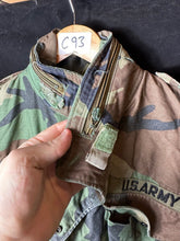 Lade das Bild in den Galerie-Viewer, Genuine US M65 Woodland Camouflage Field Jacket - Small Short - The Militaria Shop