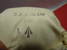 Charger l'image dans la galerie, Original WW2 British Army Gunners Winter White Gloves - Dated 1941 - The Militaria Shop