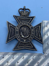 Charger l'image dans la galerie, Original Canadian Army The Brockville Rifles Regiment Cap Badge - The Militaria Shop
