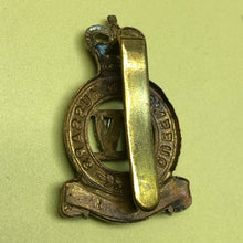 Lade das Bild in den Galerie-Viewer, Original British Army Cap Badge - 4th Queen's Own Hussars - The Militaria Shop