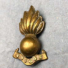 Lade das Bild in den Galerie-Viewer, Original WW1 British Army Royal Artillery Collar Badge - The Militaria Shop