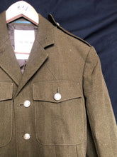 Lade das Bild in den Galerie-Viewer, Original British Army No.2 Dress Uniform Jacket - Grade 1 - Size 176/100/84 - The Militaria Shop