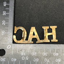 Load image into Gallery viewer, Original WW1/WW2 British Army HAC Hounarable Artillery Company Shoulder Title - The Militaria Shop
