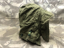 Lade das Bild in den Galerie-Viewer, Original Korean War Era British Army Middle Parka Detatchable Hood - The Militaria Shop