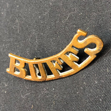 Lade das Bild in den Galerie-Viewer, Original WW1 British Army Brass Shoulder Title - Buffs East Kent Regiment - The Militaria Shop
