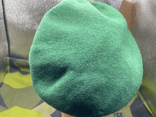 Lade das Bild in den Galerie-Viewer, Original British Army Adjutant Generals Corps Beret with Badge - The Militaria Shop