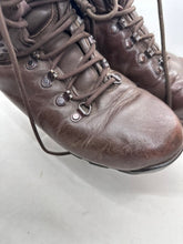 Lade das Bild in den Galerie-Viewer, British Army Surplus Brown Leather Combat Boots - ITURRI - Size UK 9 M - The Militaria Shop