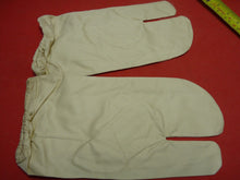Charger l'image dans la galerie, Original WW2 British Army Gunners Winter White Gloves - Dated 1941 - The Militaria Shop