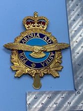 Charger l'image dans la galerie, Original Canadian Forces Air Operations Branch Cap Badge - The Militaria Shop