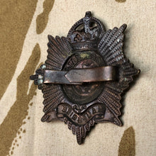Load image into Gallery viewer, Original WW1 British Army Officers Bronze Hampshire Regiment Cap Badge - The Militaria Shop