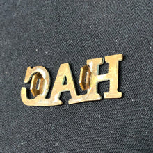 Load image into Gallery viewer, Original WW1/WW2 British Army HAC Hounarable Artillery Company Shoulder Title - The Militaria Shop