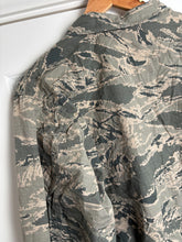 Charger l'image dans la galerie, Surplus US Air Force UCP Uniform Jacket 44R - The Militaria Shop