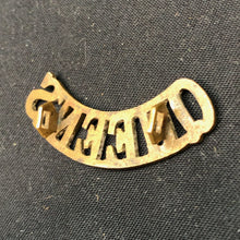 Lade das Bild in den Galerie-Viewer, Original WW1 British Army Brass Shoulder Title - Queen's Regiment - The Militaria Shop