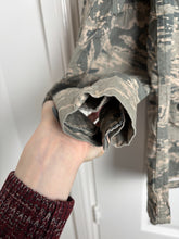 Charger l'image dans la galerie, Surplus US Air Force UCP Uniform Jacket 44R - The Militaria Shop