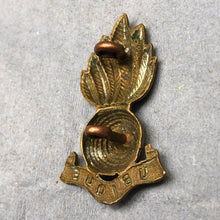 Lade das Bild in den Galerie-Viewer, Original WW1 British Army Royal Artillery Collar Badge - The Militaria Shop