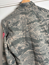 Charger l'image dans la galerie, Surplus US Air Force UCP Uniform Jacket 42 Long - The Militaria Shop
