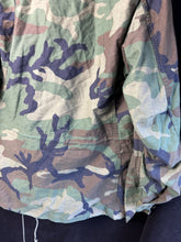 Lade das Bild in den Galerie-Viewer, Genuine US M65 Woodland Camouflage Field Jacket - Small Regular - The Militaria Shop