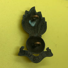 Load image into Gallery viewer, Original WW1/WW2 British Army Royal Artillery Cap Badge - The Militaria Shop