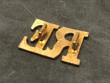 Load image into Gallery viewer, Original WW1/WW2 British Army Royal Engineers Brass Shoulder Title - The Militaria Shop