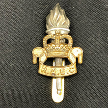 Charger l'image dans la galerie, Genuine British Army Cap Badge - Royal Army Educational Corps - The Militaria Shop