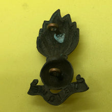 Load image into Gallery viewer, Original WW1/WW2 British Army Royal Artillery Cap Badge - The Militaria Shop