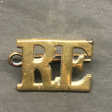 Load image into Gallery viewer, Original WW1 British Army Royal Engineers RE Brass Shoulder Title - The Militaria Shop