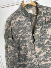 Charger l'image dans la galerie, Surplus US Army ACU Combat Uniform Jacket-Medium-Long - The Militaria Shop