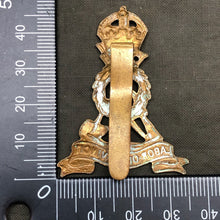 Charger l'image dans la galerie, Original British Army Cap/Beret Badge - Labour Corps - The Militaria Shop