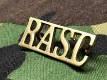 Lade das Bild in den Galerie-Viewer, Original WW2 British Army Brass Shoulder Title - RASC Army Service Corps - The Militaria Shop