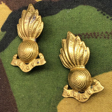 Load image into Gallery viewer, Original WW2 British Army Collar Badges - Royal Artillery - The Militaria Shop